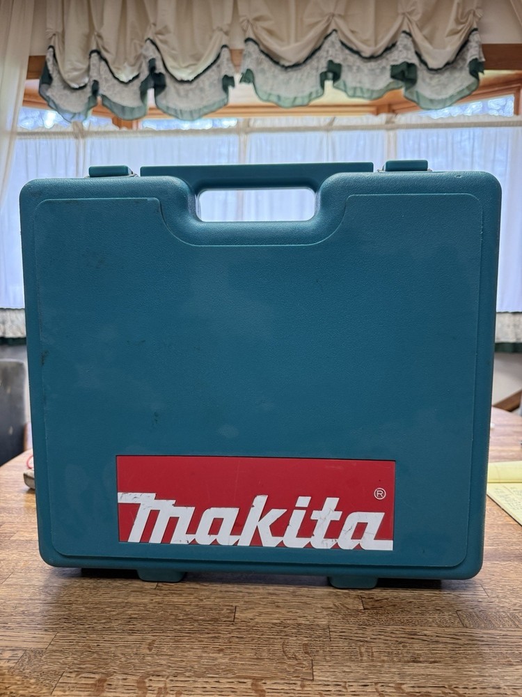 Makita 6337D Power Tool Set, 14.4v, Drill, Drill Driver, Light, Battery, Case.