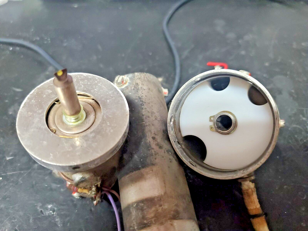 1960s US vintage UHF missile transmitter part with 2X JHS-5876 triodes 8133359