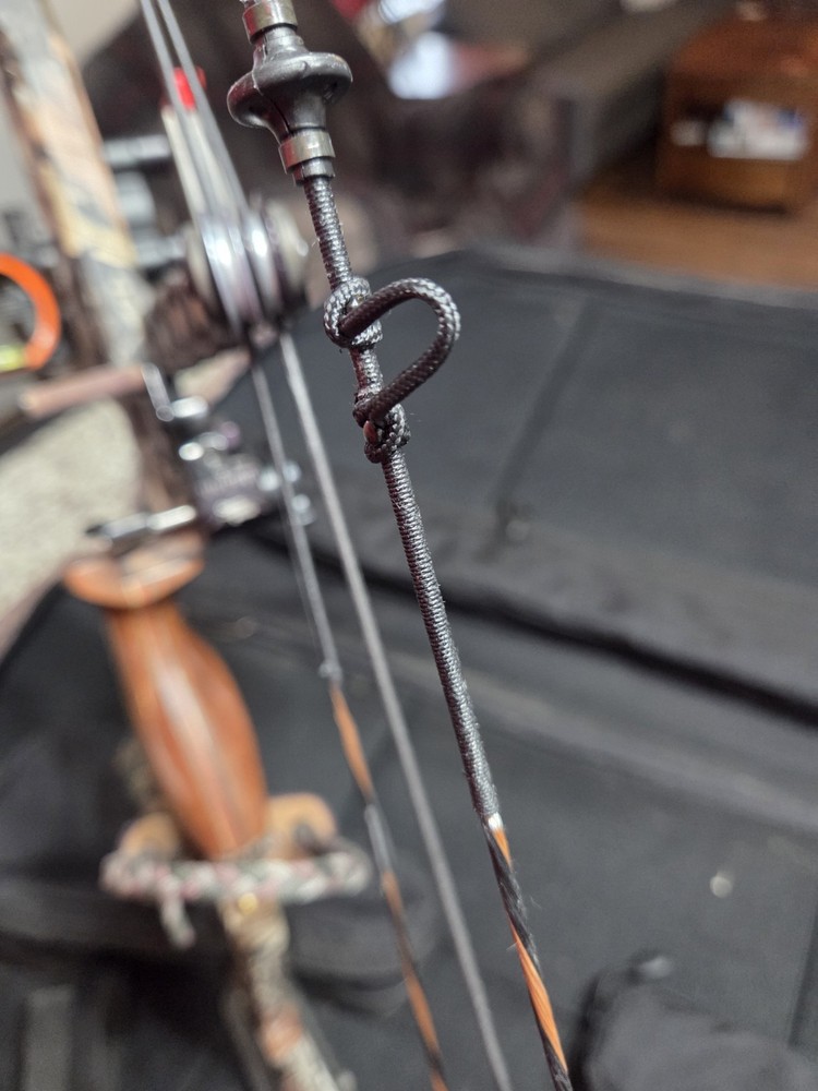 Mathews Switchback XT NEW GAS strings 70lb 29in Right Hand w/ Case & Arrows