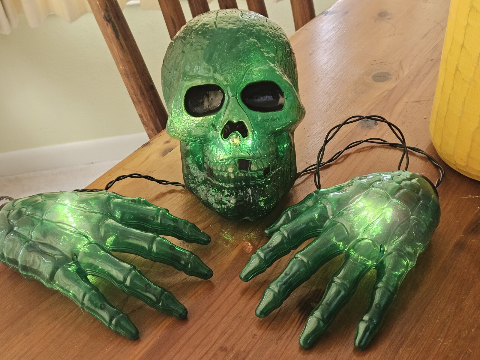 VTG Working Halloween Series Light Up Skull W Hands 3 Piece Clear Green
