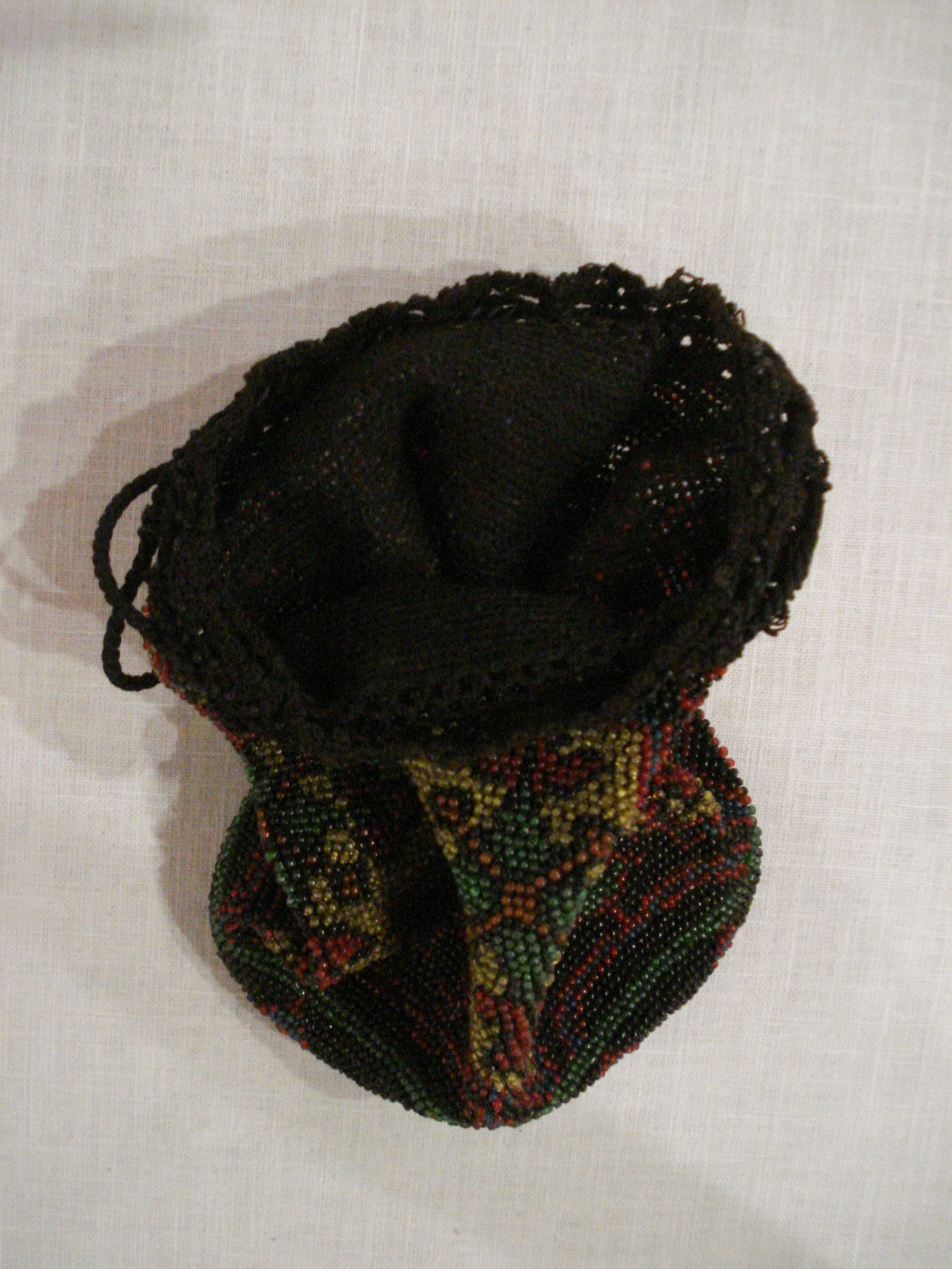 VTG ANTIQUE MULTICOLOR GLASS BEADED FLORAL CREST & CROCHET DRAWSTRING POUCH BAG