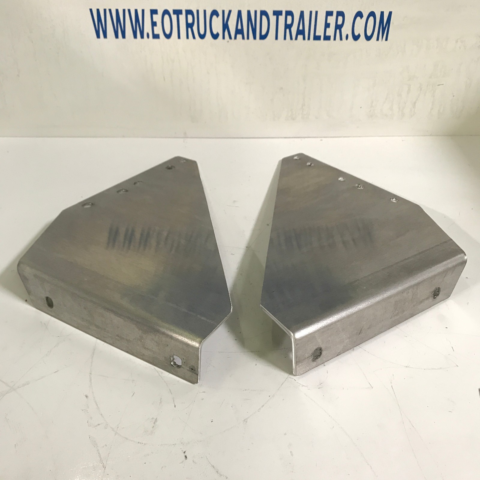 KENWORTH Battery Box Step Brackets - 1 Pair