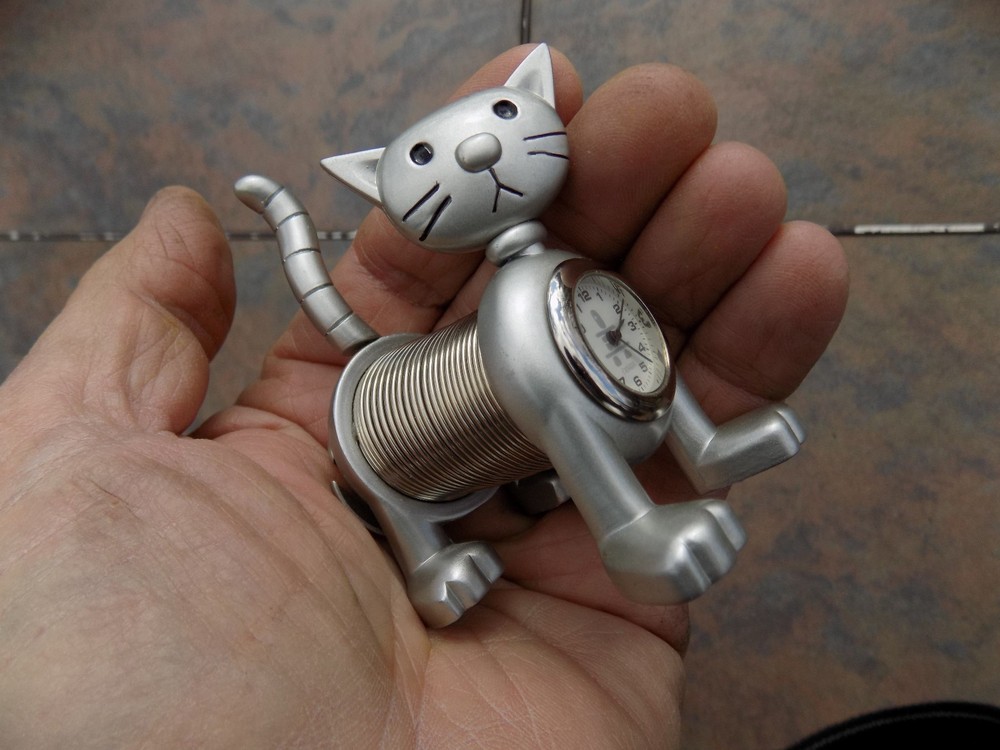 Canada Silver Pewter Type Office Desk Springy Spring Novelty Cat Clock