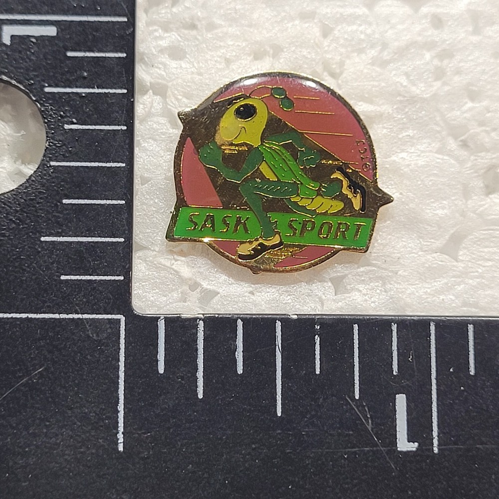 SASK SPORT HAT LAPEL PIN PIN BACK USED (HH3406)
