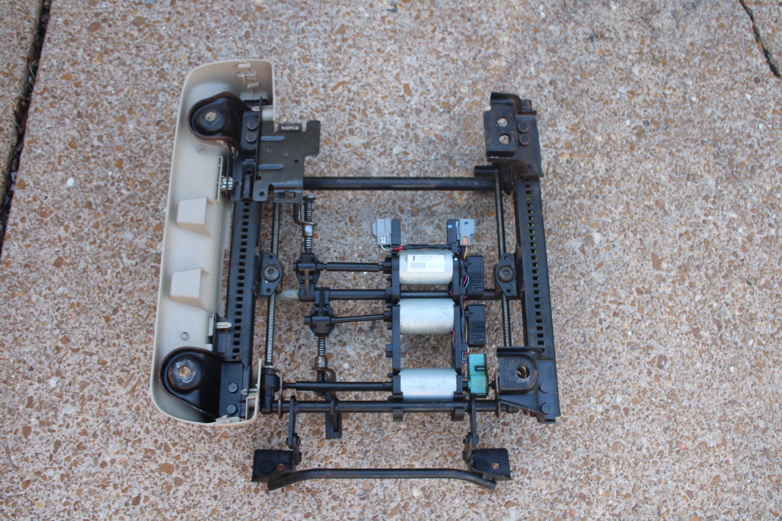 07-14 CHEVY TAHOE SUBURBAN YUKON DRIVER LEFT 2 PLUG POWER SEAT TRACK TAN TRIM