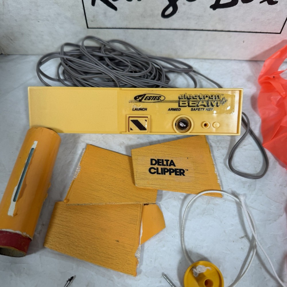 Vintage Estes Model Rocket Launch Set Range Box Pad Electron Beam Controller