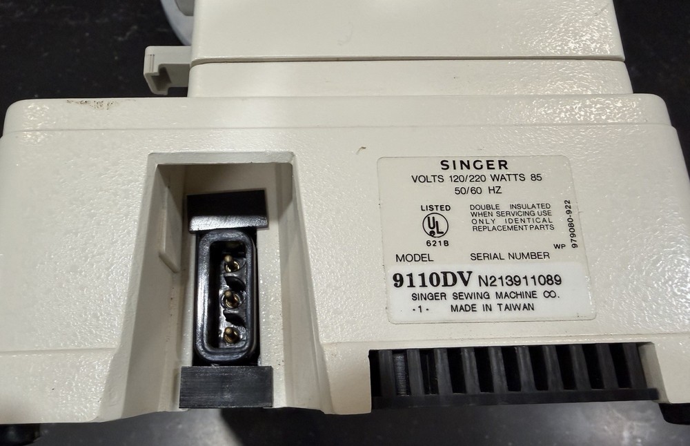 Singer 9110DV Sewing Machine Untested. No cord/pedal