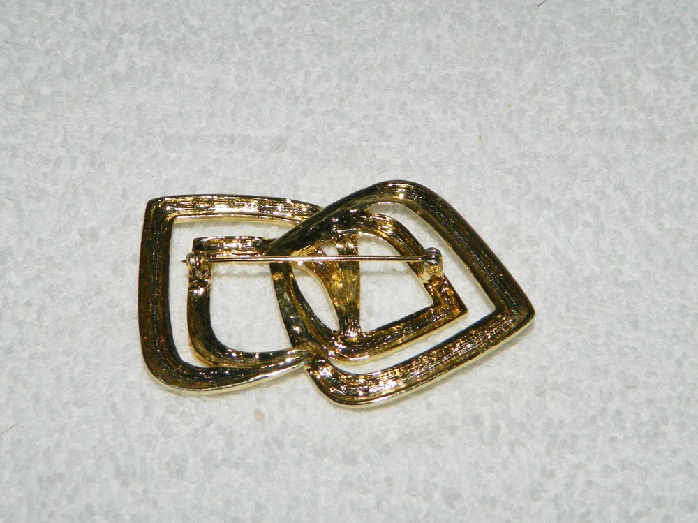 Pretty Interlocking Goldtone Brooch Pin