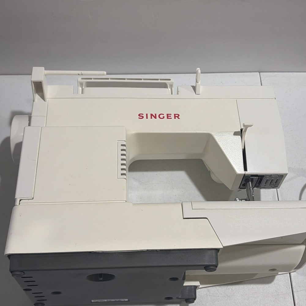 Singer 5825C Sewing Machine w Foot Pedal