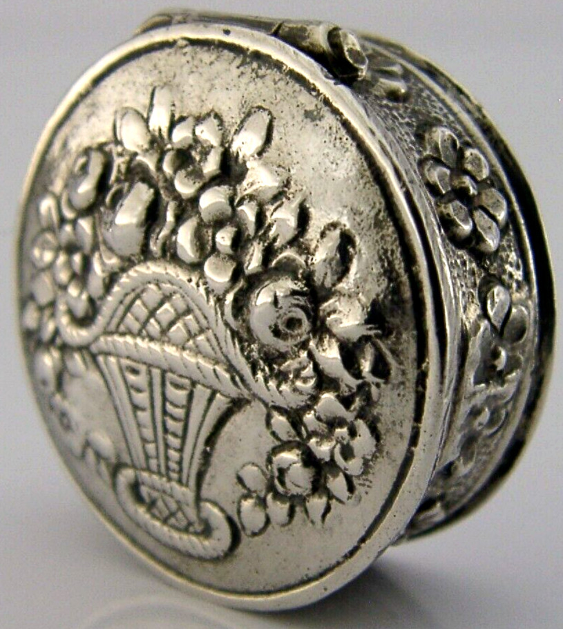 PRETTY GERMAN SOLID STERLING SILVER PILL BOX c1950