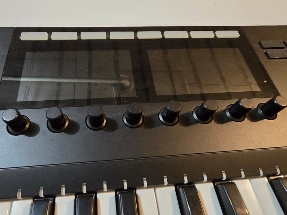 Native Instruments Komplete Kontrol S61 MK2 MIDI Keyboard w/ Box USB Controller