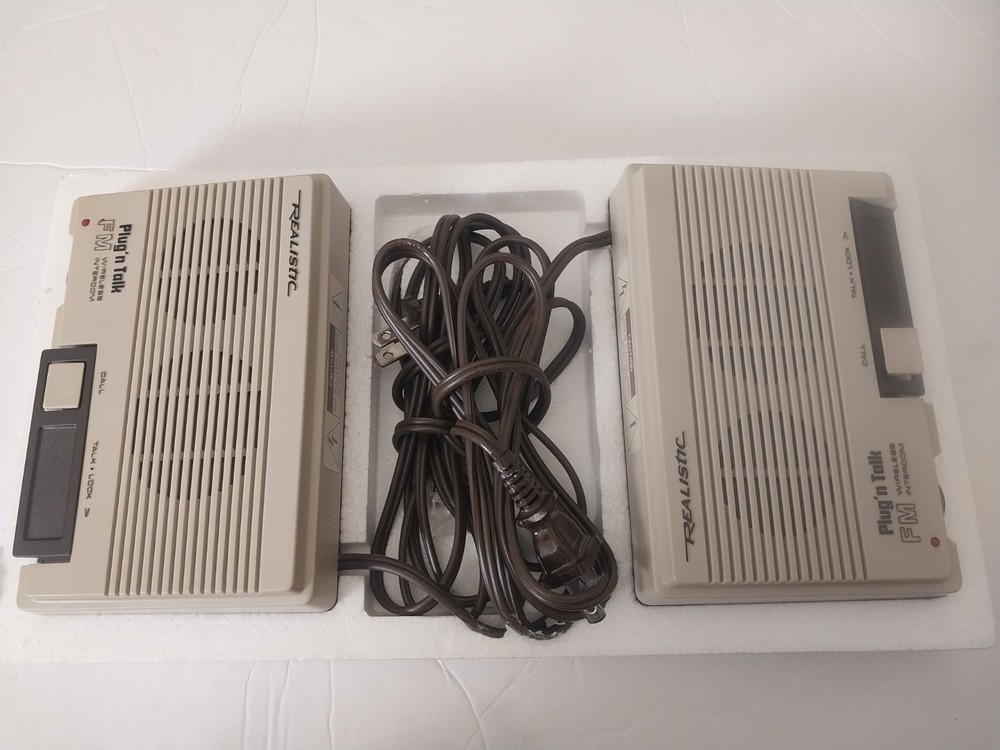 Realistic vintage Plug 'n Talk wireless FM intercom system (2 Stations) 43-207