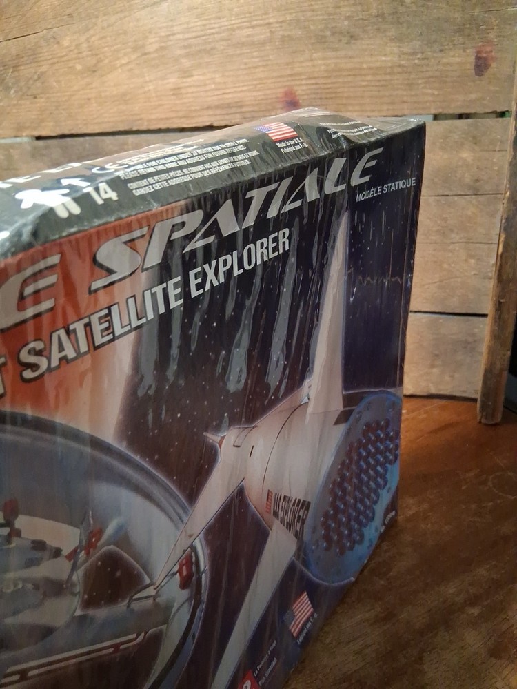 Lindberg Space Base & Satellite Explorer Model Kit No 91008 Sci-Fi Space Station