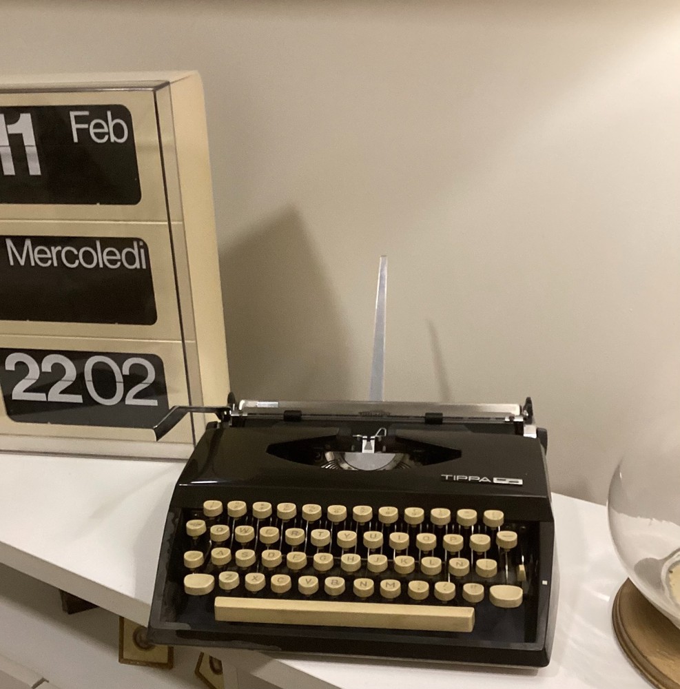 TRIUMPH TIPPA S. TYPEWRITER CURSIVE TYPEFACE. SPANISH LAYOUT. GERMANY 1969.