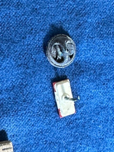 Canada Leaf Red & White Pin hat collar 1/2" TX198