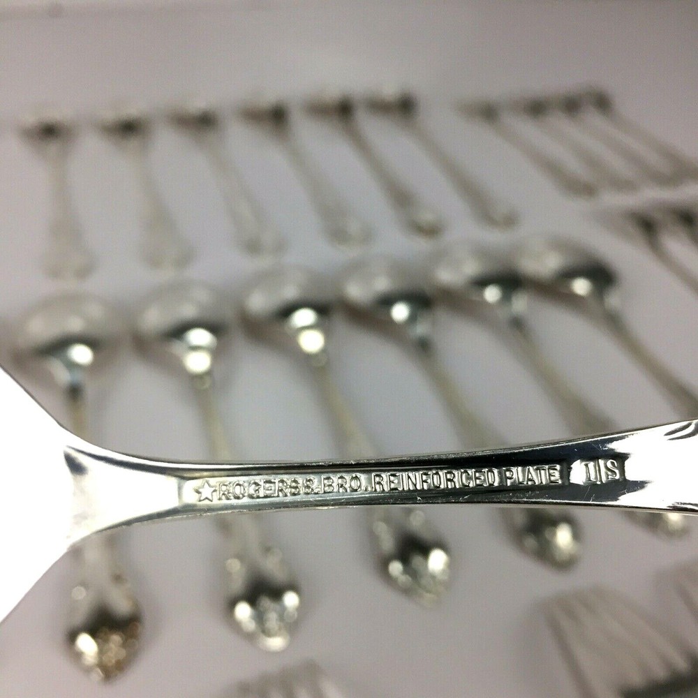 Rogers & Bros Queen’s Court Flatware Set - 34 Piece Set