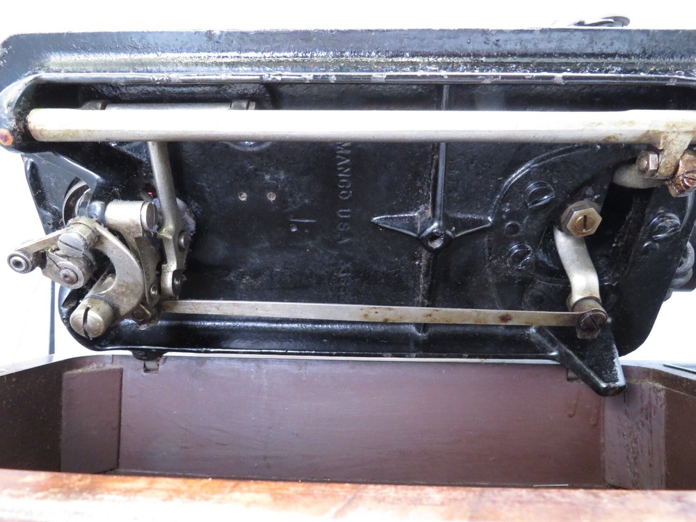 1930s Vintage Singer Sewing Machine Model 99 w/ Case and Key Working