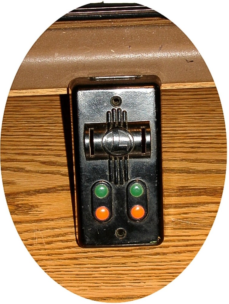 LIONEL - POST WAR BAKELITE DUAL SWITCH CONTROL COVER - 027