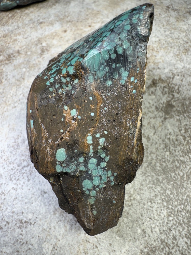 Stabilized hubei turquoise rough