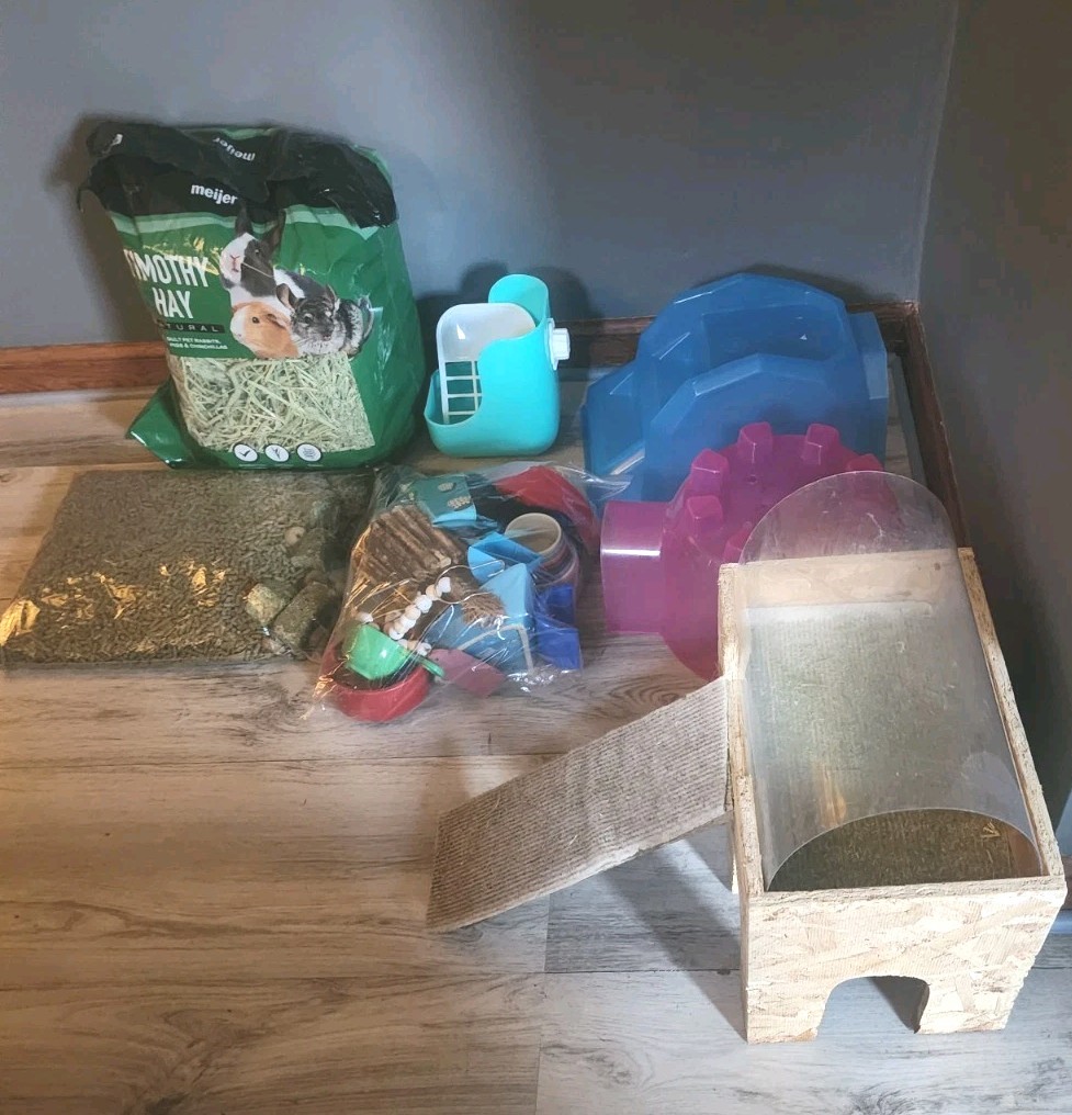 Guinea Pig Accessories Lot, Hideout x3, Water Bottle, Food, Hay, Toys