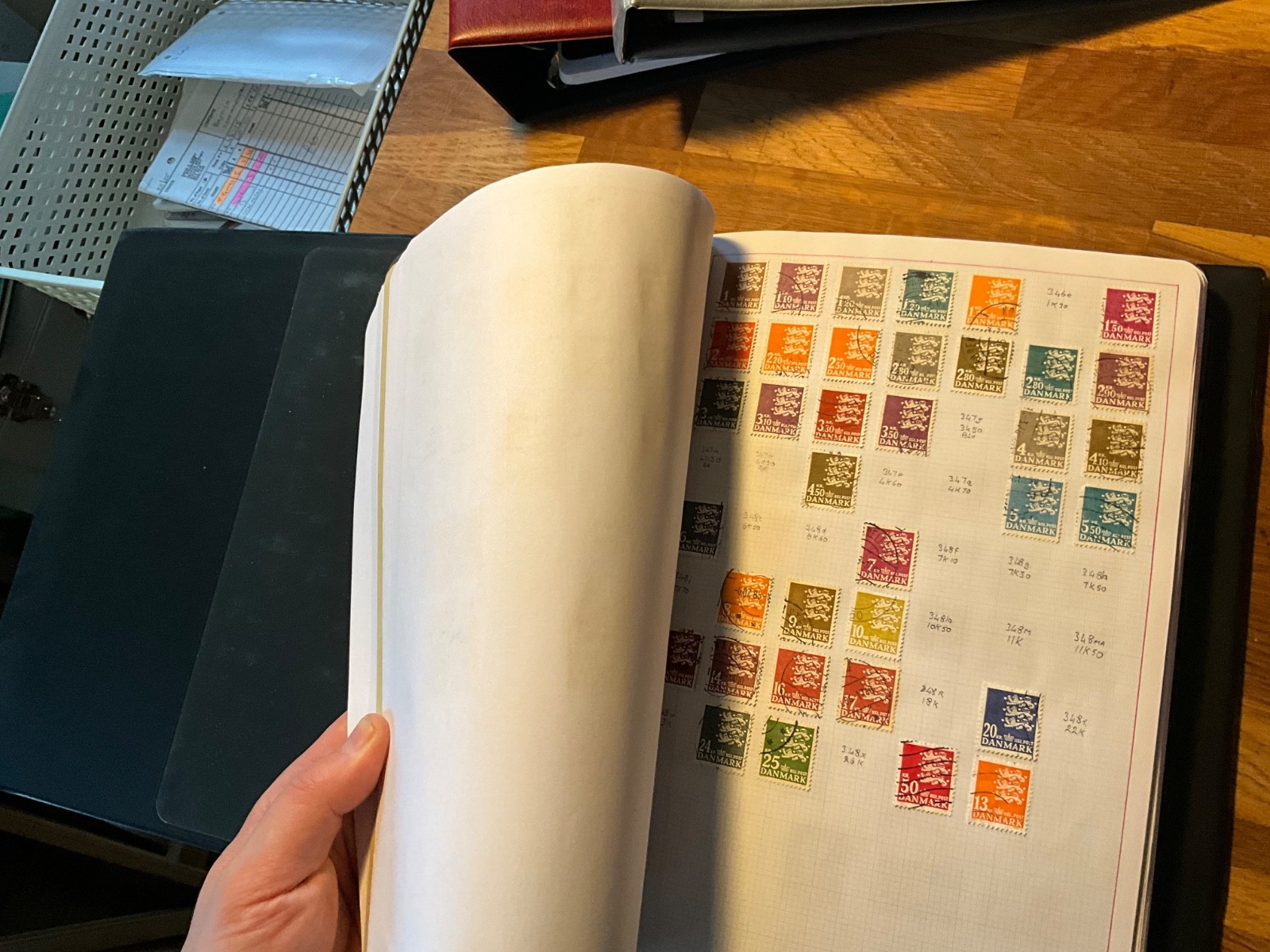 worlds stamps vintage large lot 6.1 kg 5 albums leaves cards vintage to modern