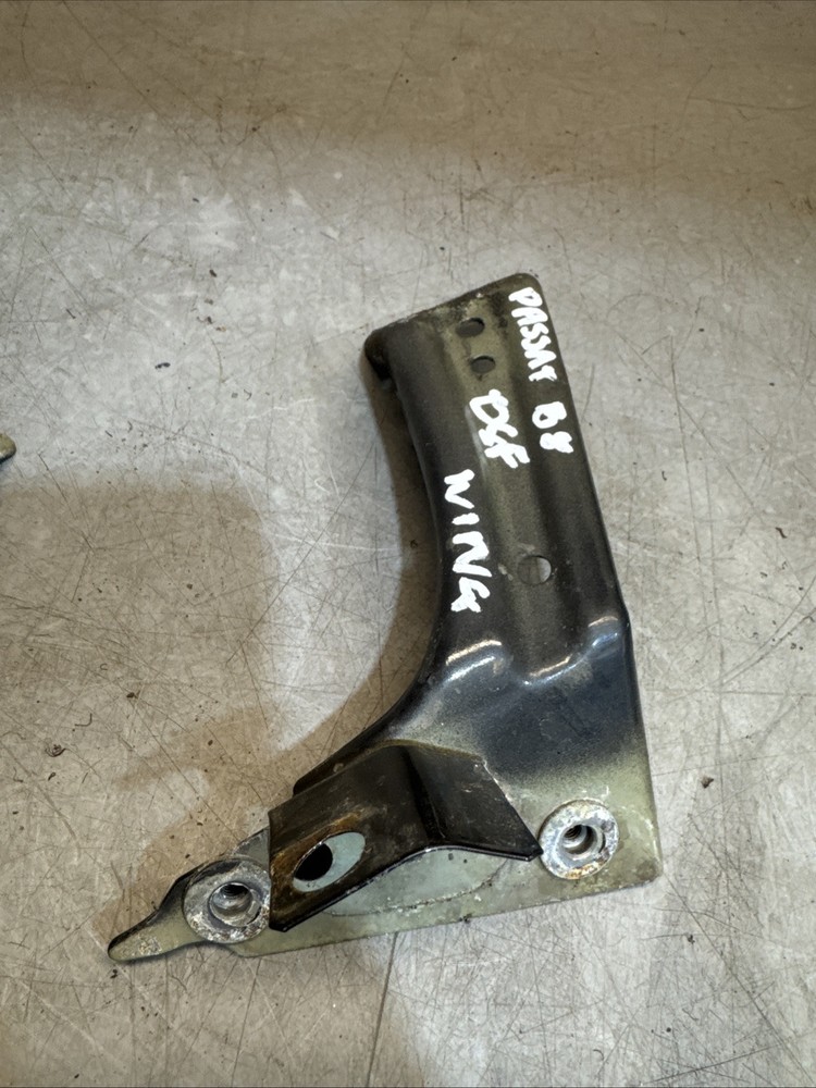 VW PASSAT B8 FRONT DRIVERS SIDE WING BRACKET GREY 3G0821142A