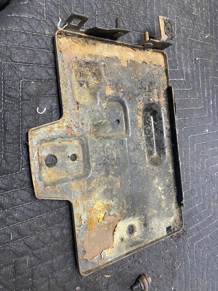 2004-2006 KIA AMANTI BATTERY TRAY  OEM