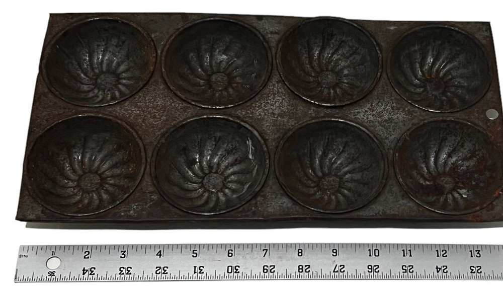 Vintage Swirled Muffin Pan 8 Count