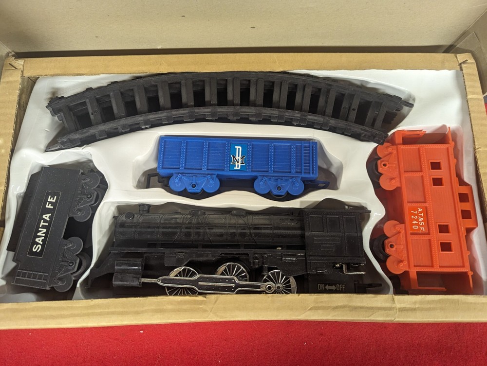 RT O BATTERY OPERATED ATSF FREIGHT TRAIN SET