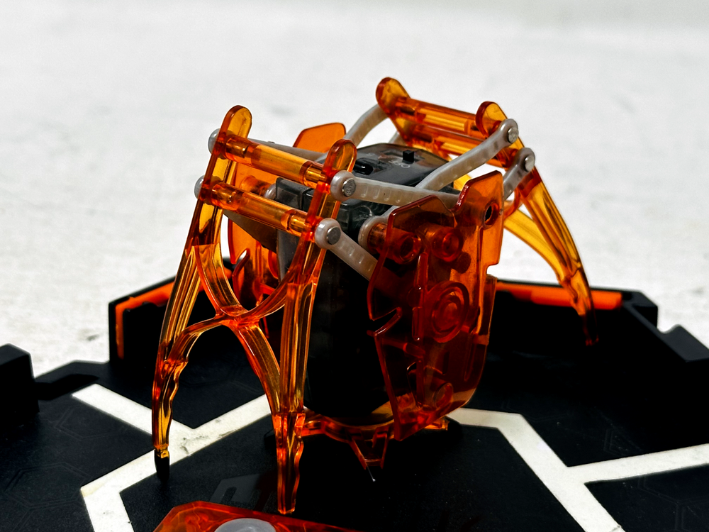 HEXBUG Battery Powered Micro Robotic Creatures Bugs Inchworm w/ Platform