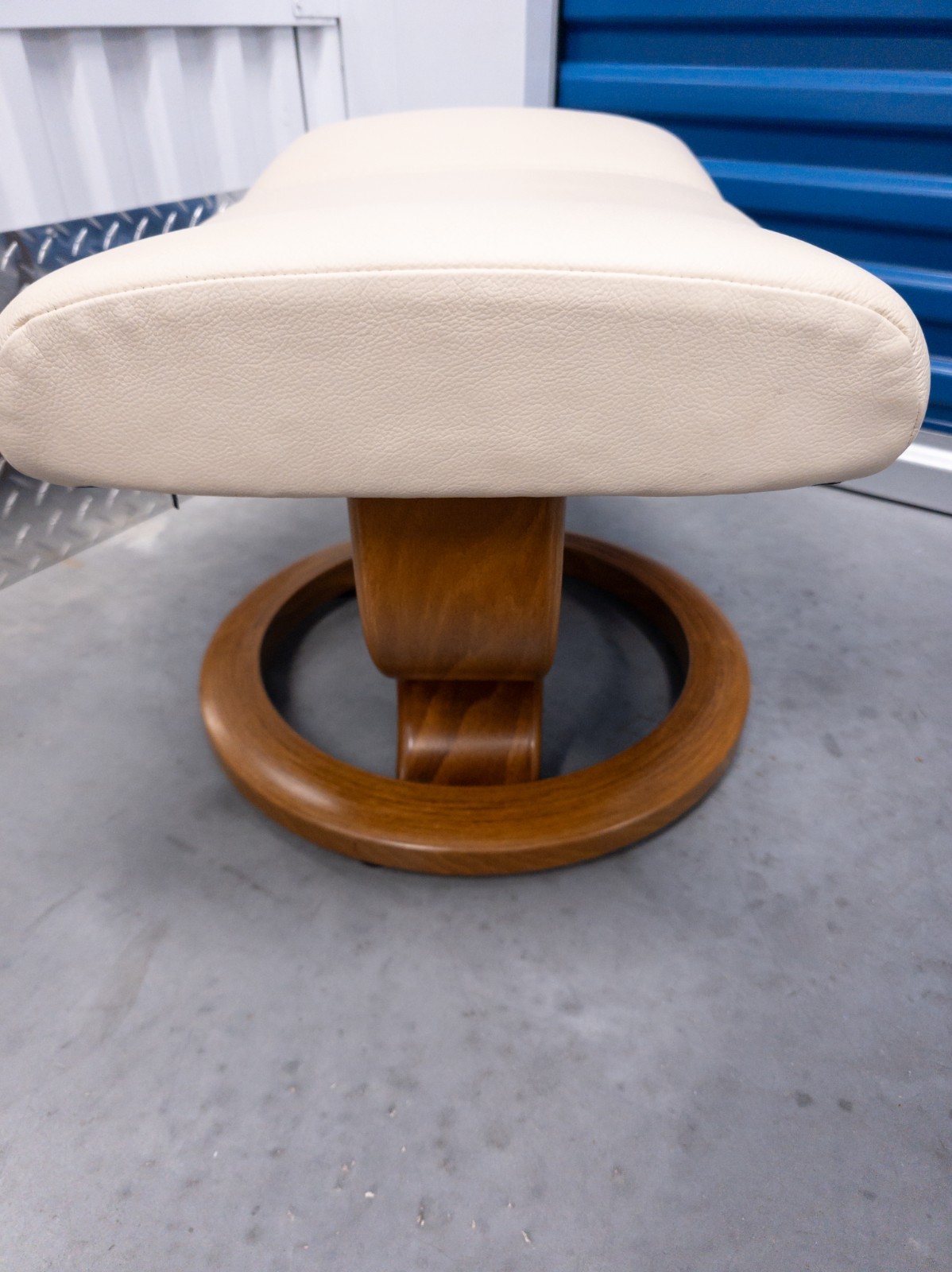 Ekornes Stressless Cream Colored Leather Ottoman | Tilt Function | Teak