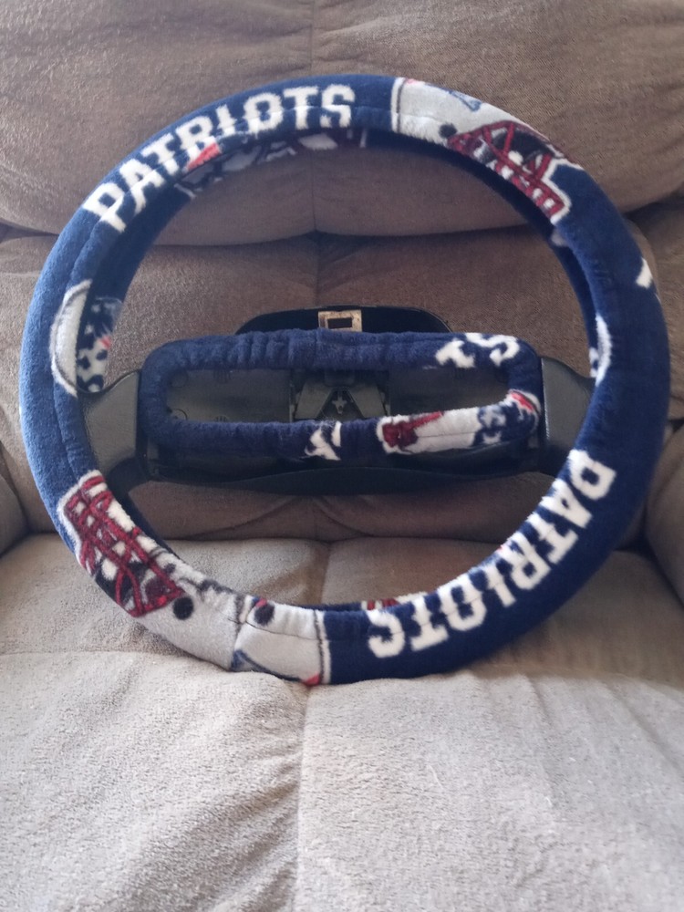 NEW ENGLAND PATRIOTS FLEECE STEERING WHEEL & REAR VIEW MIRROR SET