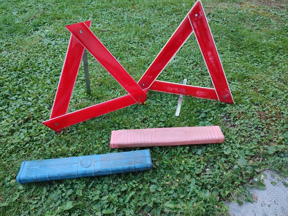 2 emergency triangles