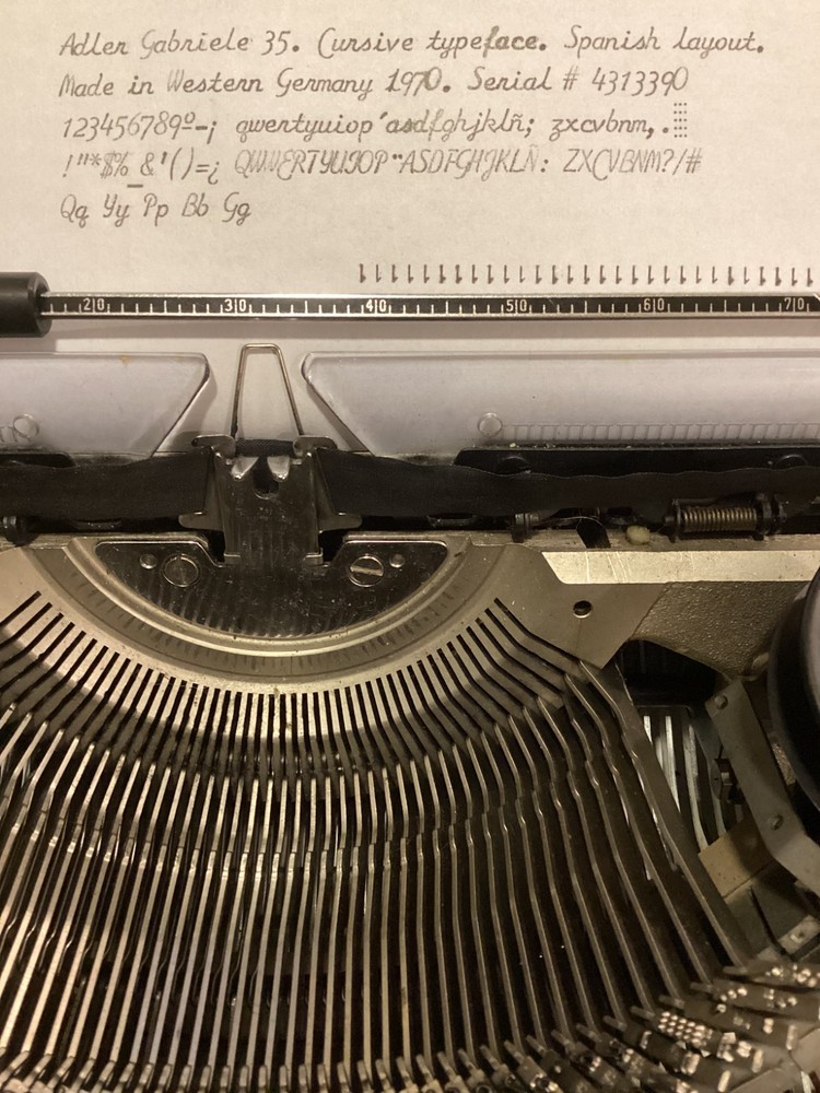 ADLER GABRIELE 35 TYPEWRITER. CURSIVE TYPEFACE. MADE IN GERMANY 1970.