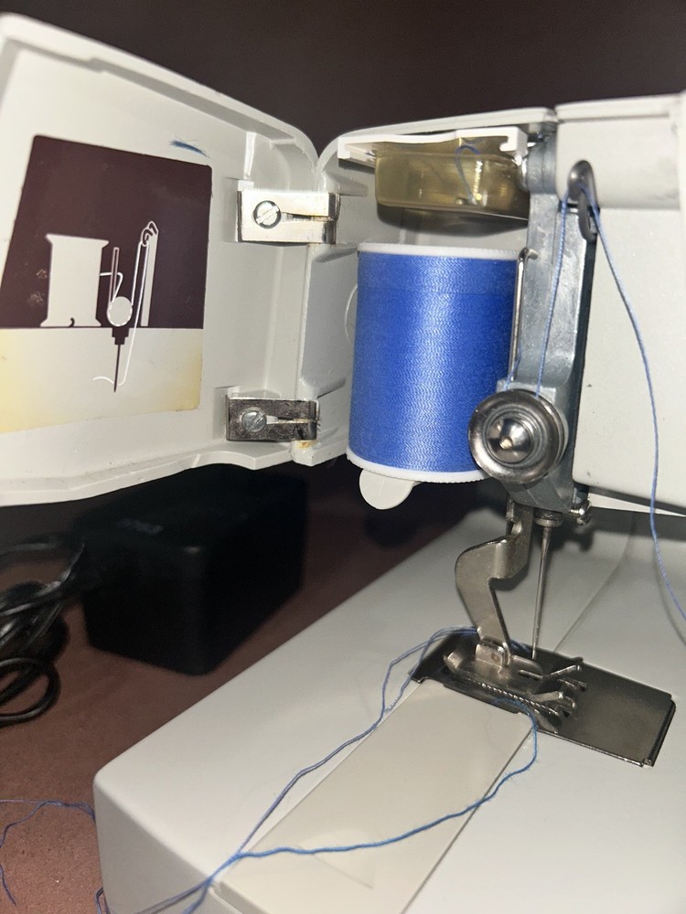 Singer Tiny Tailor Mending Machine (TESTED WORKS)