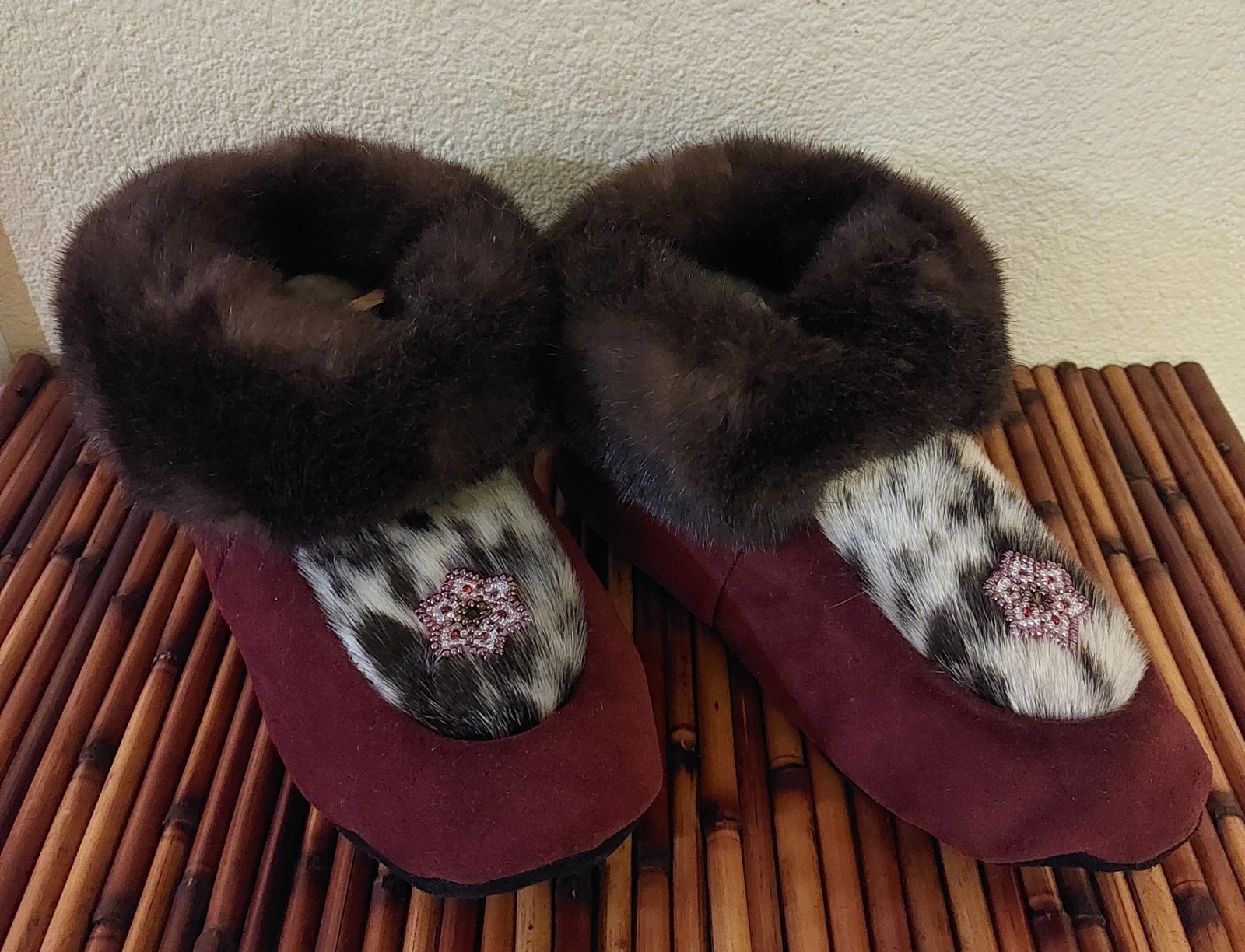 Native Alaskan Suede Leather & Fur Beaded Slippers Womens Size 7 Seal Otter  NEW