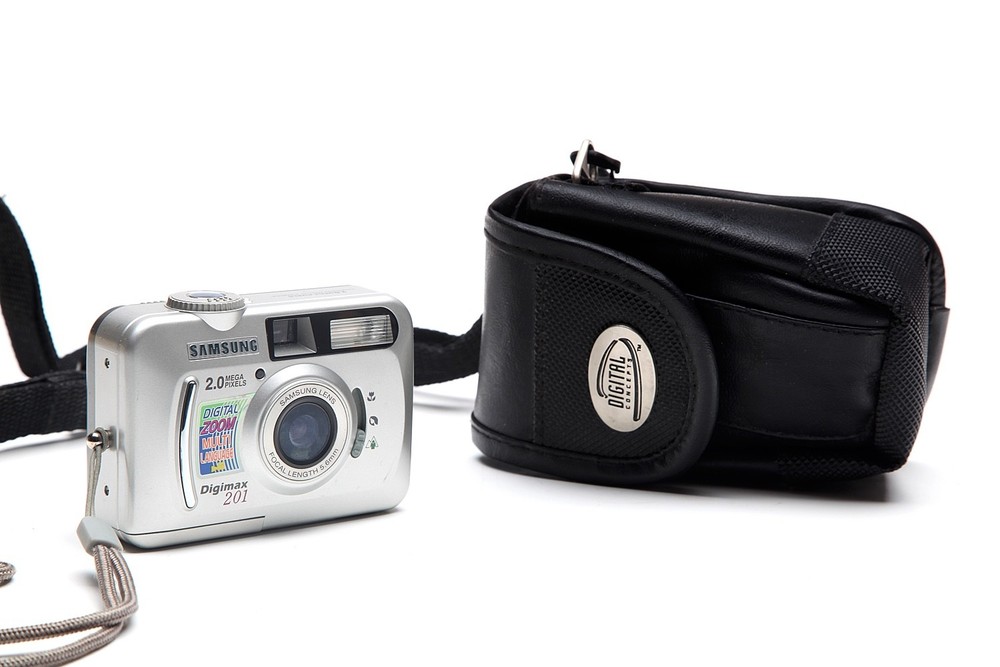 Samsung Digimax 201 2.0 Mega Pixels  Digital Camera with Card & Case