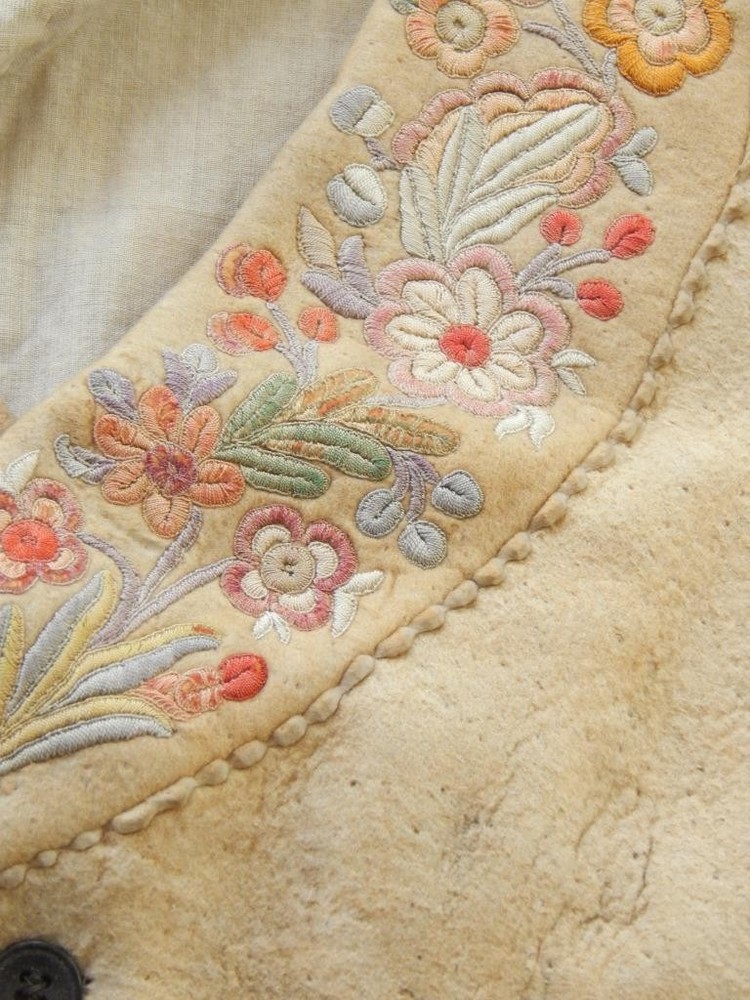 VINTAGE ATHABASKAN / N. CREE INDIAN BRAIN TAN SILK EMBROIDERED VEST - XLNT !