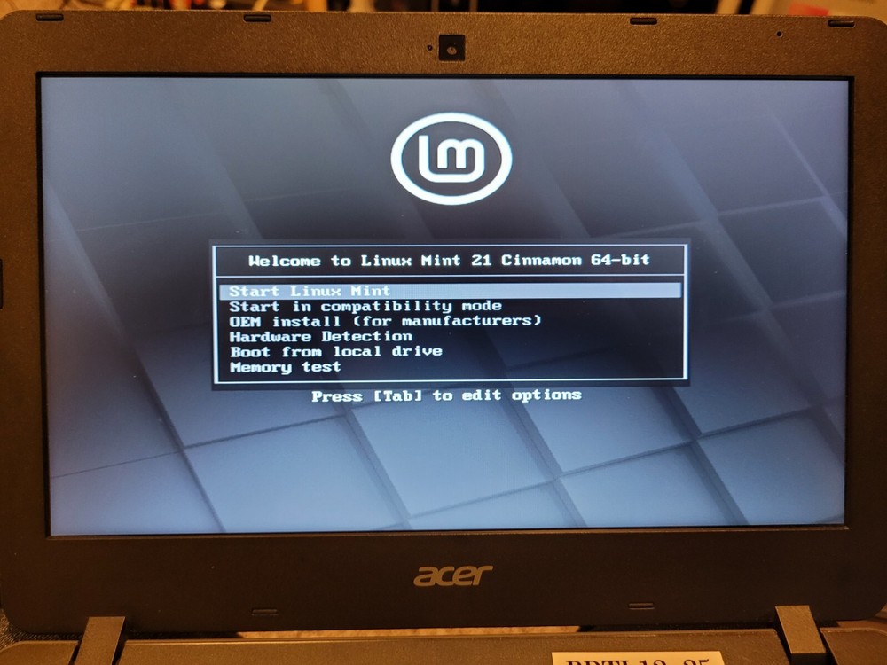 Linux Mint 21 Cinnamon "Vanessa" x64 Bootable on 4G USB Stick!