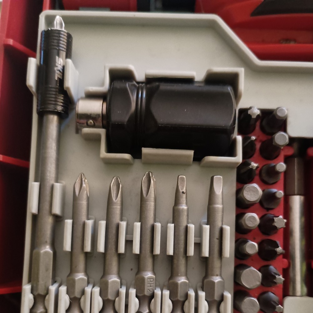 SKIL RECHARGEABLE 4V SCREWDRIVER WITH 42 PC BIT KIT