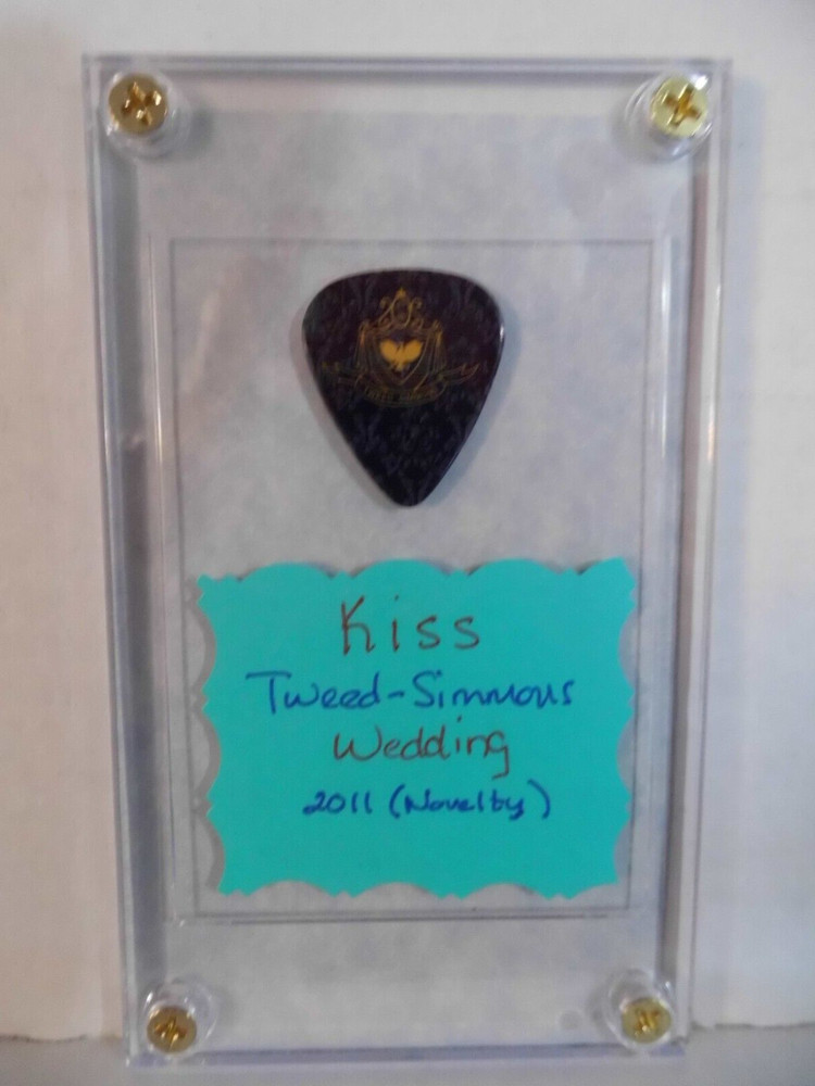 KISS~GENE SIMMONS~GUITAR PICK/CASE~2011 NOVELTY READ DESCRIPTION   (72)