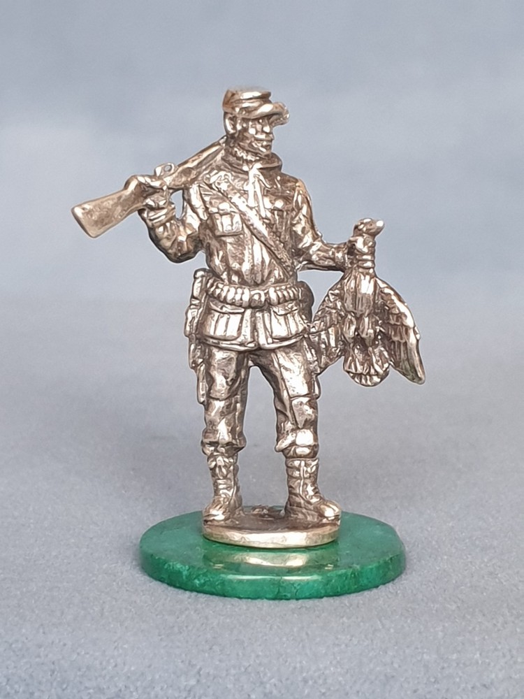 Hunter. Rifle. Game. Sterling silver 925. Height 45 мм.