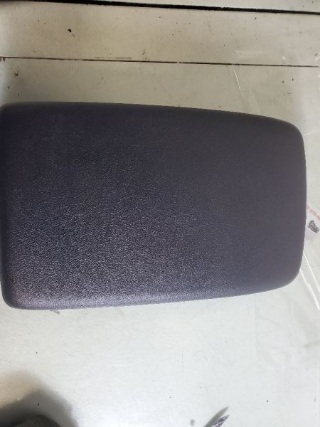 HIGHLANDR 2012 CENTER CONSOLE / ARMREST LID