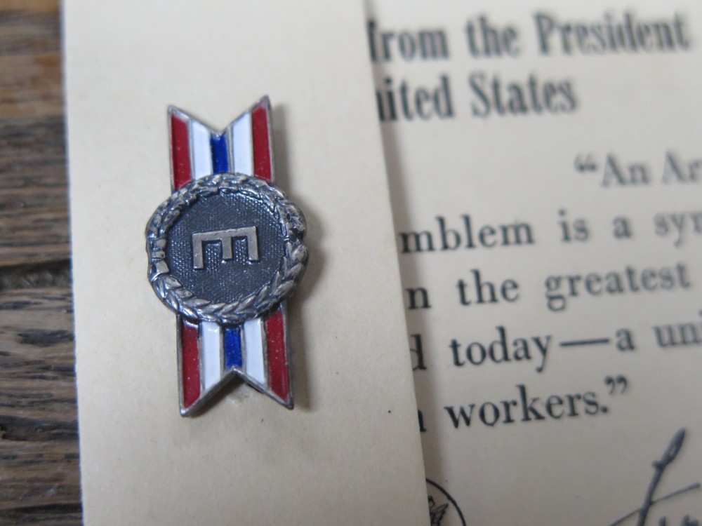 WWII ARMY NAVY PRODUCTION AWARD EMBLEM, ON ORIGINAL ISSUE CARD