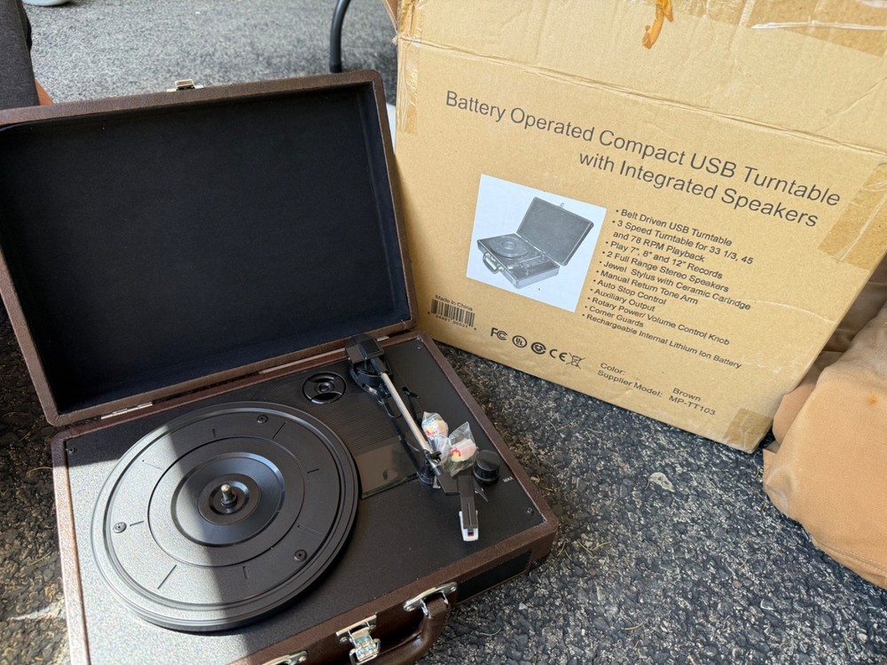 Portable usb rechargeable vinyl record player