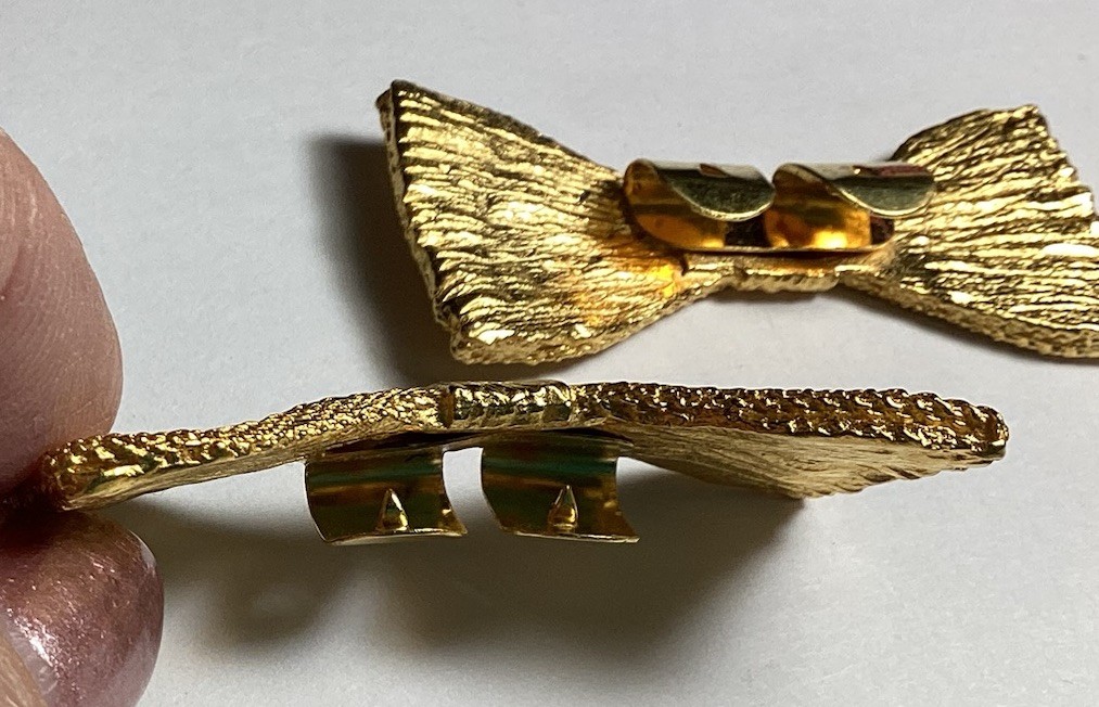 SHIMMERING GOLDTONE METAL BOW SHAPED SHOE CLIPS SO PRETTY