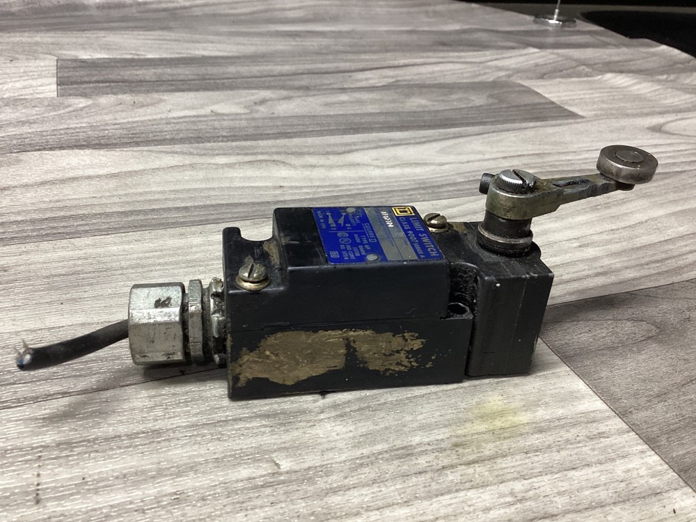 Square D AEQ2724 Limit Switch Class 9007 Series A #124N126