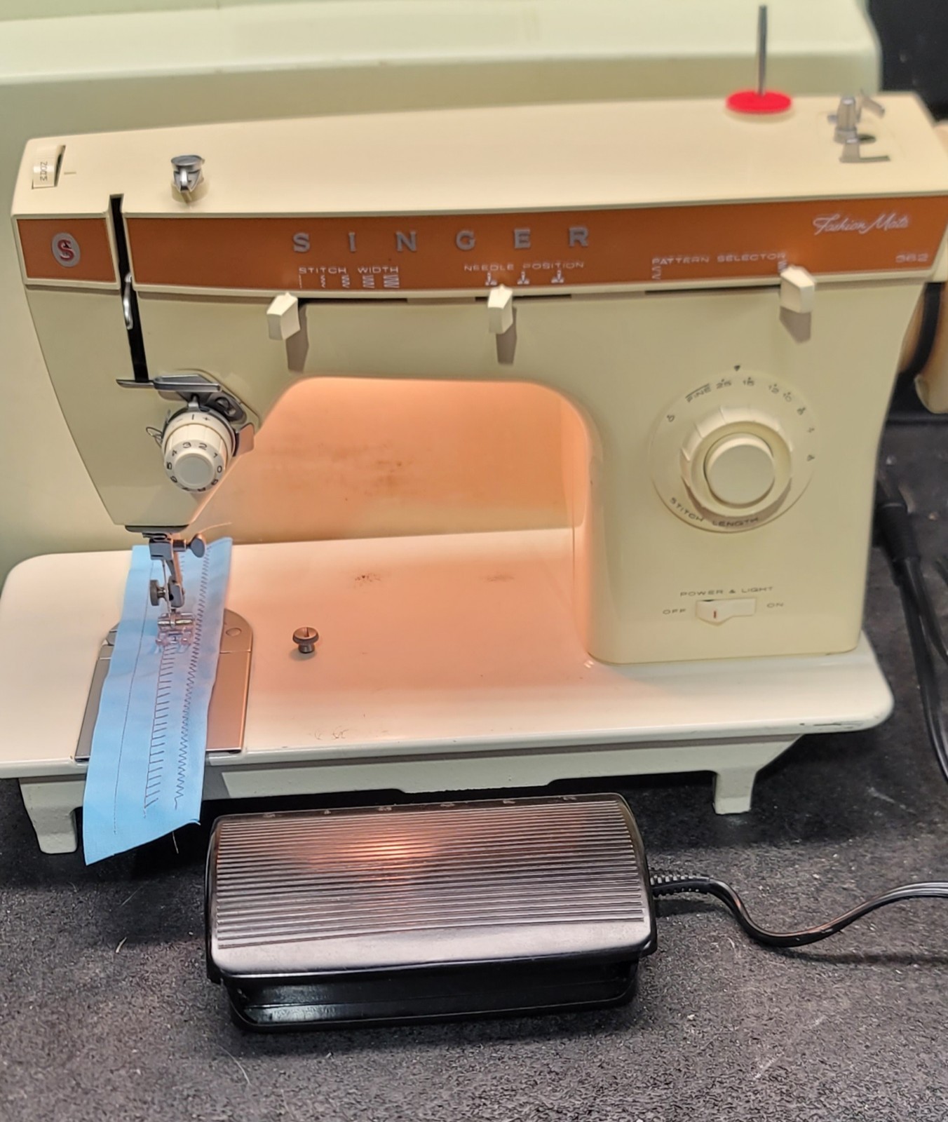 Singer Sewing Machine Fashion Mate 362 (made in Italy) - Used machine -Turns on