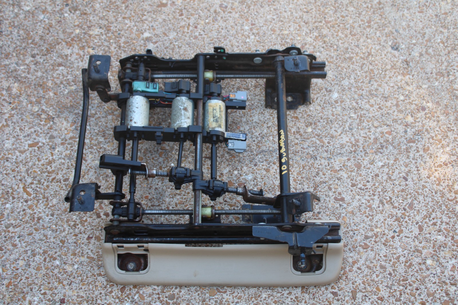 07-14 CHEVY TAHOE SUBURBAN YUKON DRIVER LEFT 2 PLUG POWER SEAT TRACK TAN TRIM