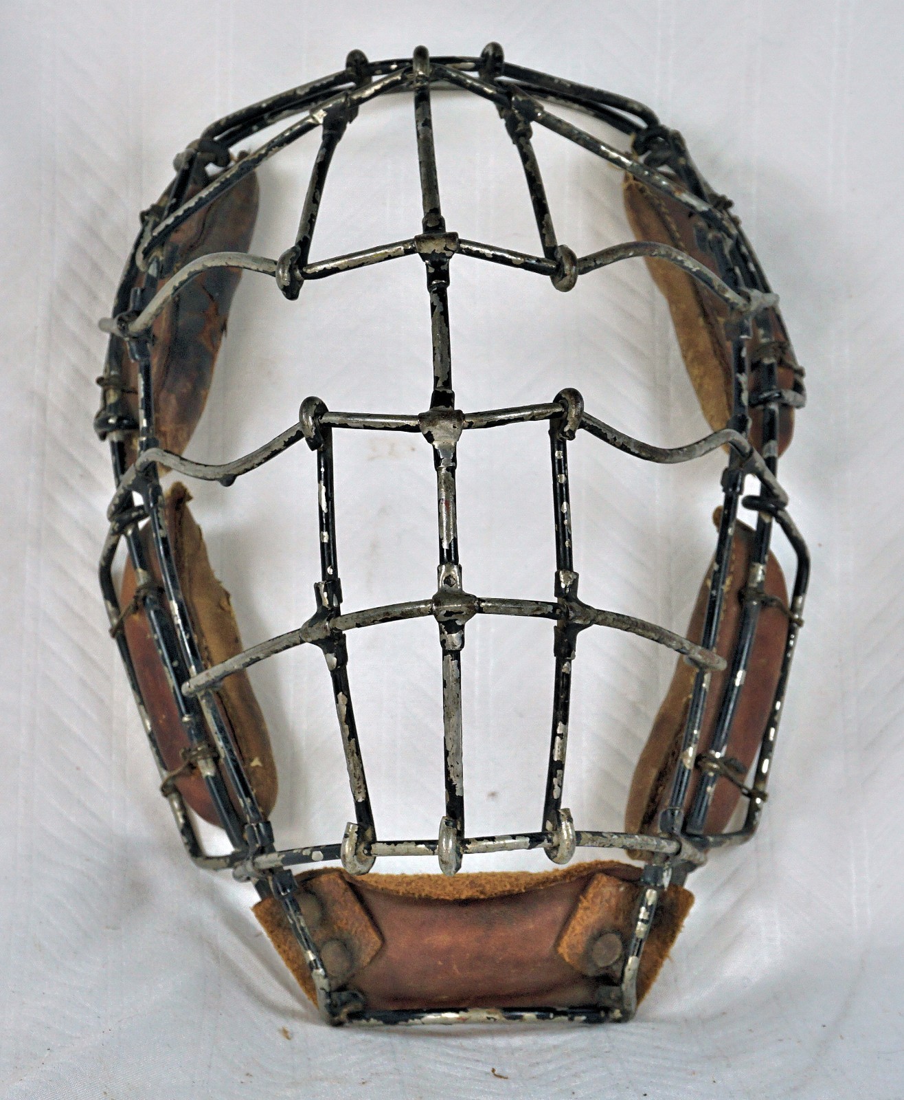 VINTAGE EARLY 19OOS LOOP AND CLIP CHILD'S CATCHER'S MASK